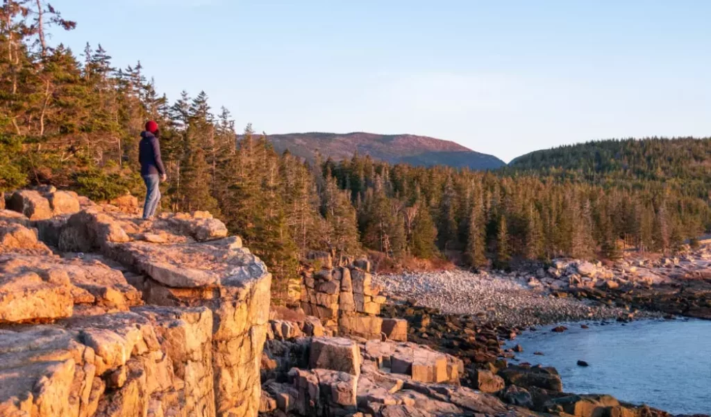 Cécile Luc surplombant le parc d'Acadie aux Etats-Unis